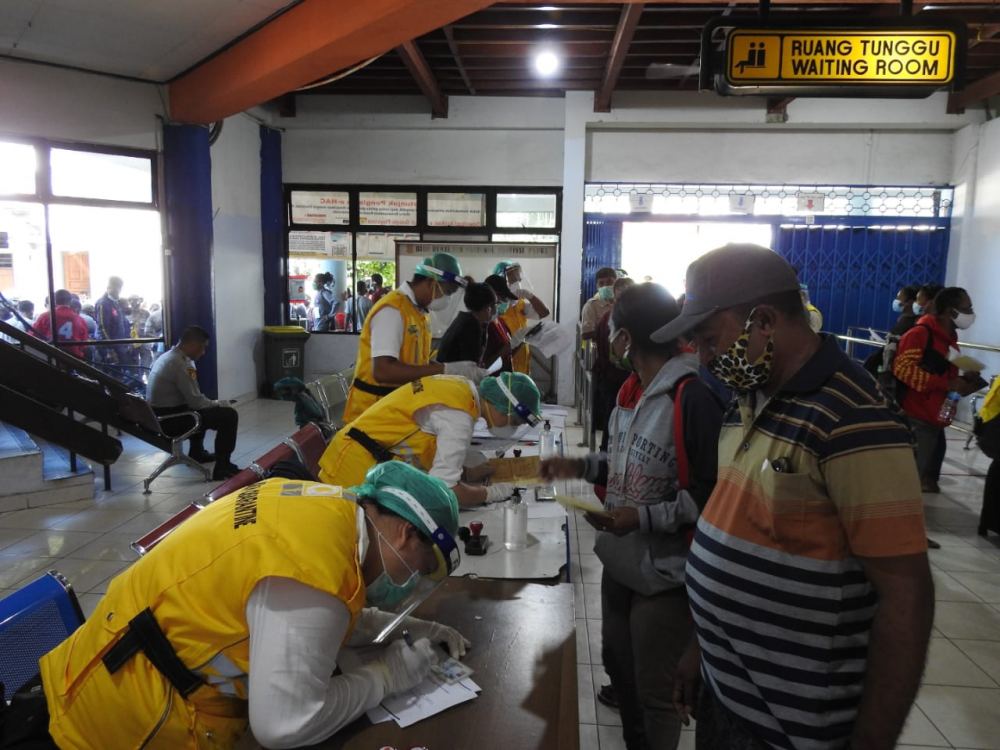 PELAYARAN PERDANA DI MASA ADAPTASI KEBIASAAN BARU, KSOP KELAS II JAYAPURA AWASI PELAKSANAAN SE 12 TAHUN 2020