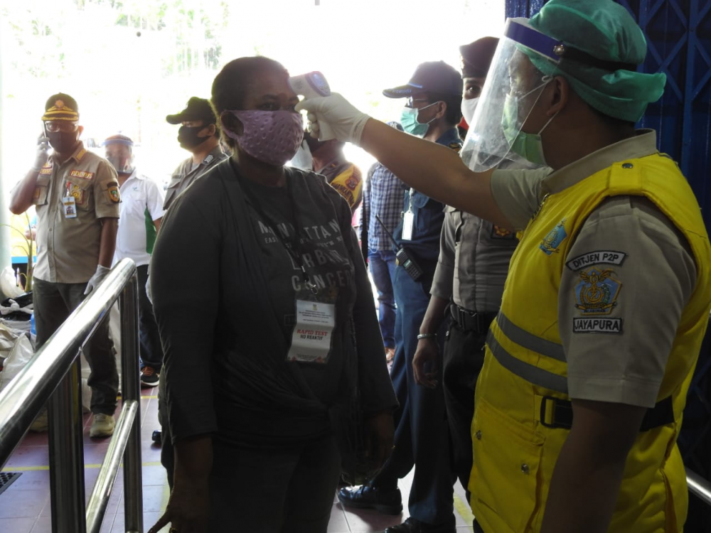 PELAYARAN PERDANA DI MASA ADAPTASI KEBIASAAN BARU, KSOP KELAS II JAYAPURA AWASI PELAKSANAAN SE 12 TAHUN 2020