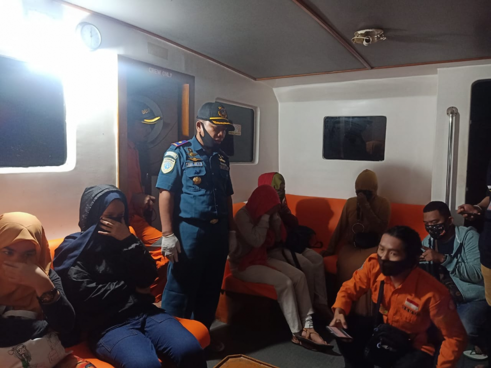 LAGI, UPP KOLAKA PIMPIN PENYELAMATAN 18 ORANG PENUMPANG LONG BOAT YANG KANDAS DI PERAIRAN MANIANG