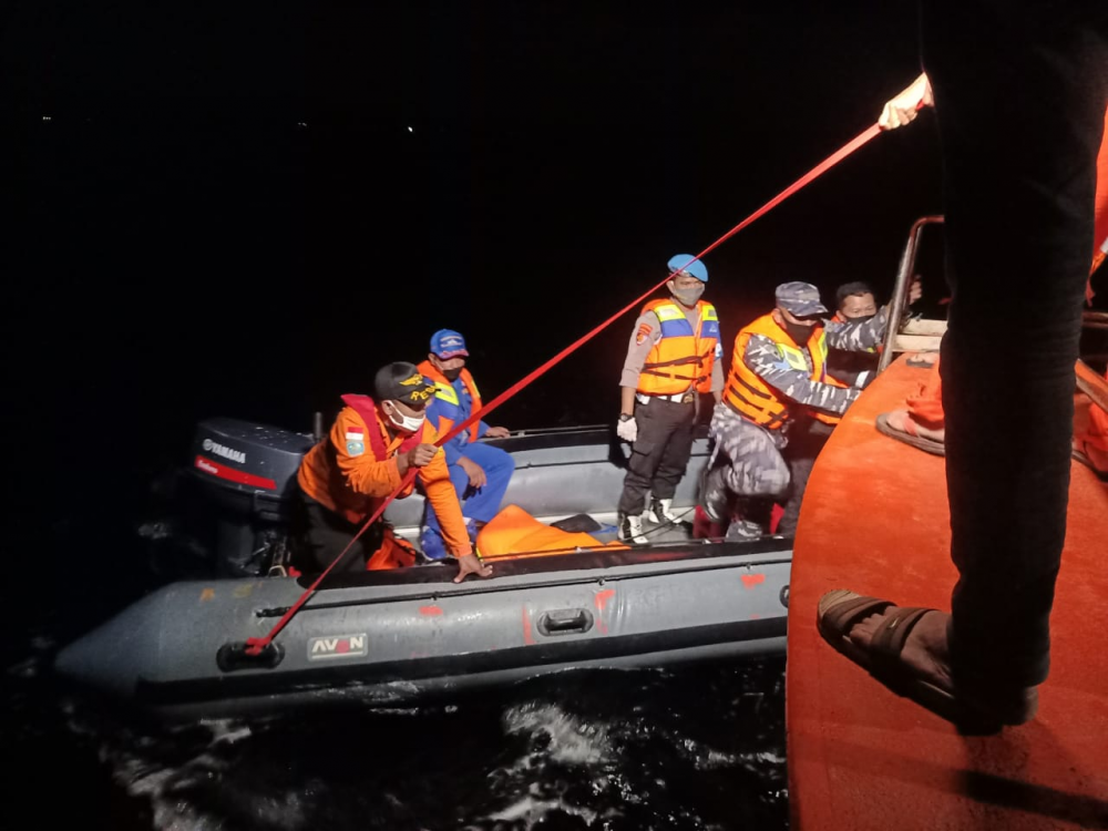 LAGI, UPP KOLAKA PIMPIN PENYELAMATAN 18 ORANG PENUMPANG LONG BOAT YANG KANDAS DI PERAIRAN MANIANG