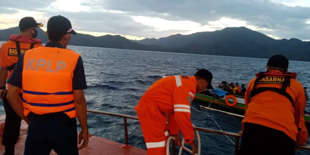 MESIN KAPAL MATI DI PERAIRAN LAMBASINA, UPP KOLAKA DAN TIM SAR EVAKUASI 25 ORANG PENUMPANG DENGAN SELAMAT