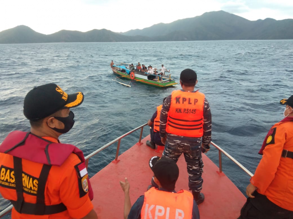 MESIN KAPAL MATI DI PERAIRAN LAMBASINA, UPP KOLAKA DAN TIM SAR EVAKUASI 25 ORANG PENUMPANG DENGAN SELAMAT