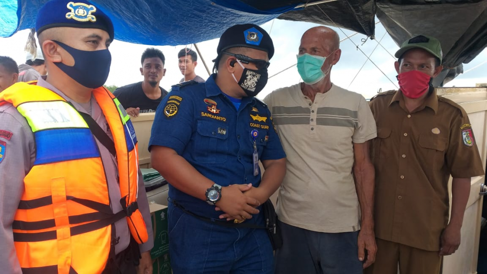 KAPAL PATROLI KPLP KN. P5127 EVAKUASI NAKHODA KAPAL YACHT HOOPLA BERKEWARGANEGARAAN AUSTRALIA