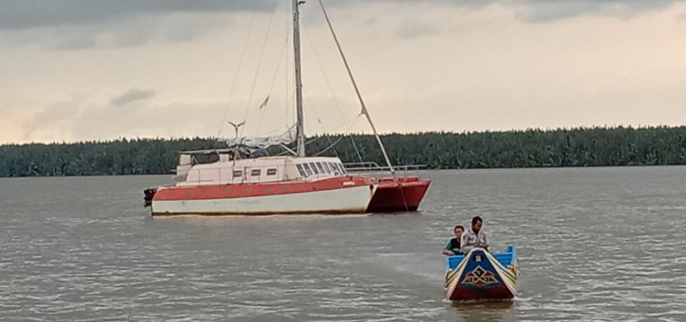 KAPAL PATROLI KPLP KN. P5127 EVAKUASI NAKHODA KAPAL YACHT HOOPLA BERKEWARGANEGARAAN AUSTRALIA