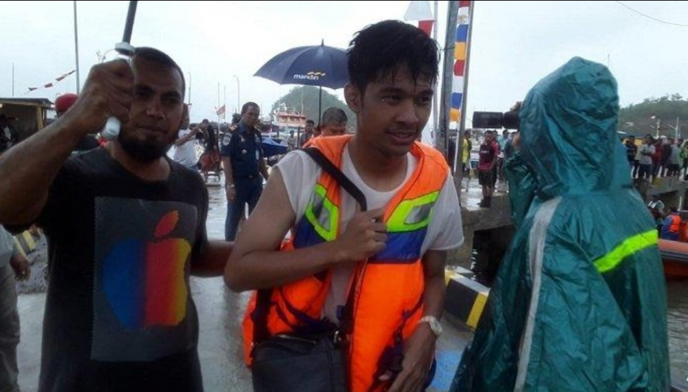 KAPAL KAYU KM.ADITYA TENGGELAM DI LABUAN BAJO, LIMA ORANG PENUMPANG BERHASIL DISELAMATKAN