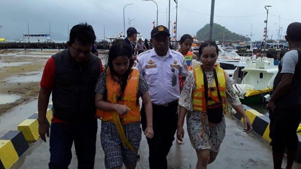 KAPAL KAYU KM.ADITYA TENGGELAM DI LABUAN BAJO, LIMA ORANG PENUMPANG BERHASIL DISELAMATKAN