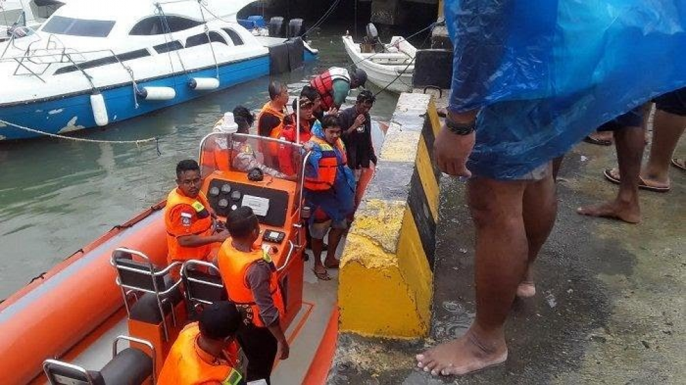 KAPAL KAYU KM.ADITYA TENGGELAM DI LABUAN BAJO, LIMA ORANG PENUMPANG BERHASIL DISELAMATKAN