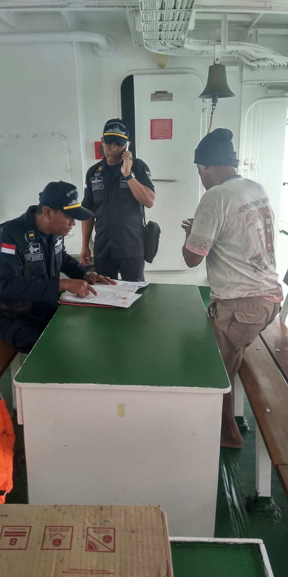 KAPAL PATROLI KPLP KN TRISULA P-111 EVAKUASI ABK KAPAL KM. PERMATA BIRU YANG TENGGELAM DI SUMSEL