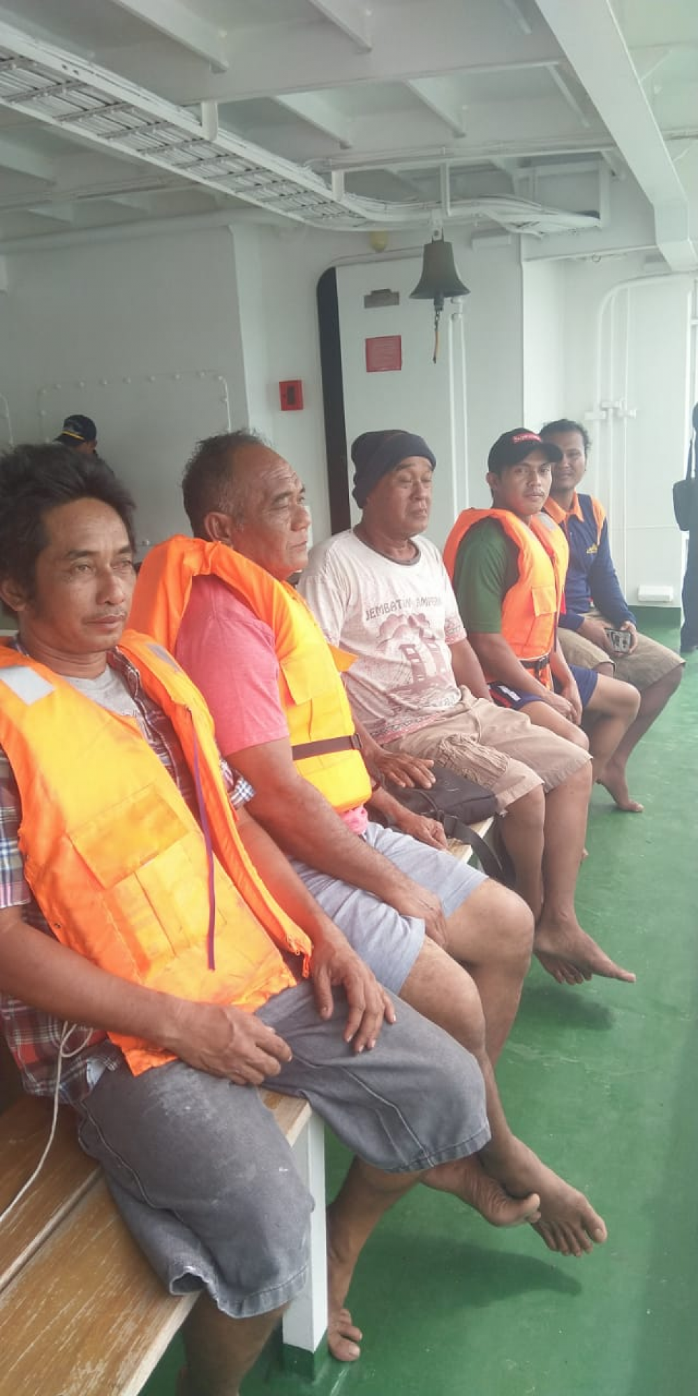 KAPAL PATROLI KPLP KN TRISULA P-111 EVAKUASI ABK KAPAL KM. PERMATA BIRU YANG TENGGELAM DI SUMSEL