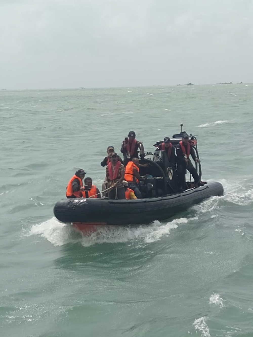 KAPAL PATROLI KPLP KN TRISULA P-111 EVAKUASI ABK KAPAL KM. PERMATA BIRU YANG TENGGELAM DI SUMSEL