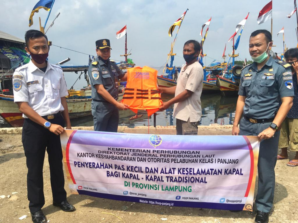 KEMENHUB SERAHKAN BANTUAN PAS KECIL DAN ALAT KESELAMATAN KEPADA PARA NELAYAN DI LAMPUNG