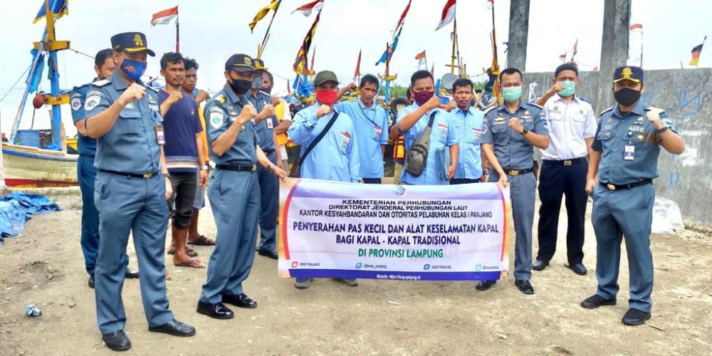 KEMENHUB SERAHKAN BANTUAN PAS KECIL DAN ALAT KESELAMATAN KEPADA PARA NELAYAN DI LAMPUNG