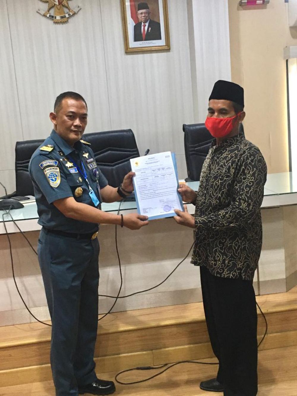 KEMENHUB SERAHKAN BANTUAN PAS KECIL DAN ALAT KESELAMATAN KEPADA PARA NELAYAN DI LAMPUNG