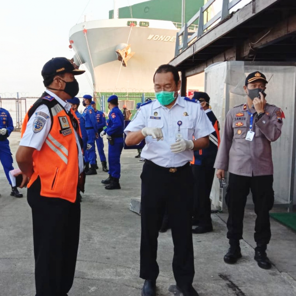 H-1 LEBARAN, KEMENHUB PANTAU PEMULANGAN PMI ASAL MALAYSIA DI PELABUHAN TANJUNG EMAS