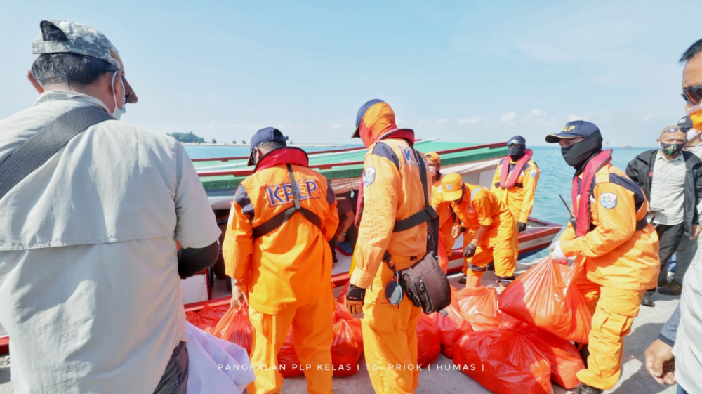 JELANG IDUL FITRI 1441 H, PLP TANJUNG PRIOK BAGIKAN SEMBAKO DI PULAU LANCANG
