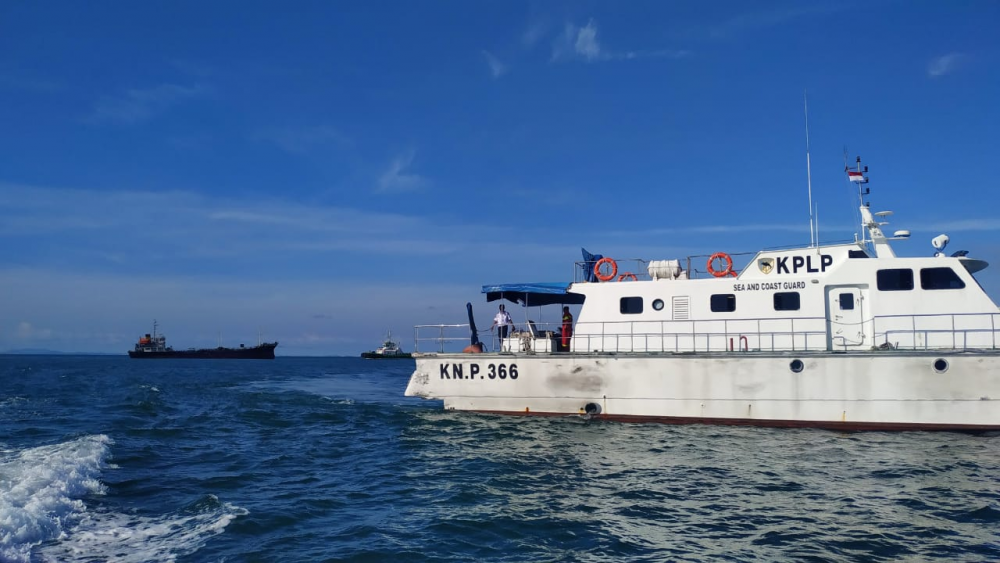 KAPAL PATROLI KPLP KAWAL KAPAL TANKER MT. SEA RIDER YANG SEMPAT KANDAS KE PERAIRAN PULAU SAMBU
