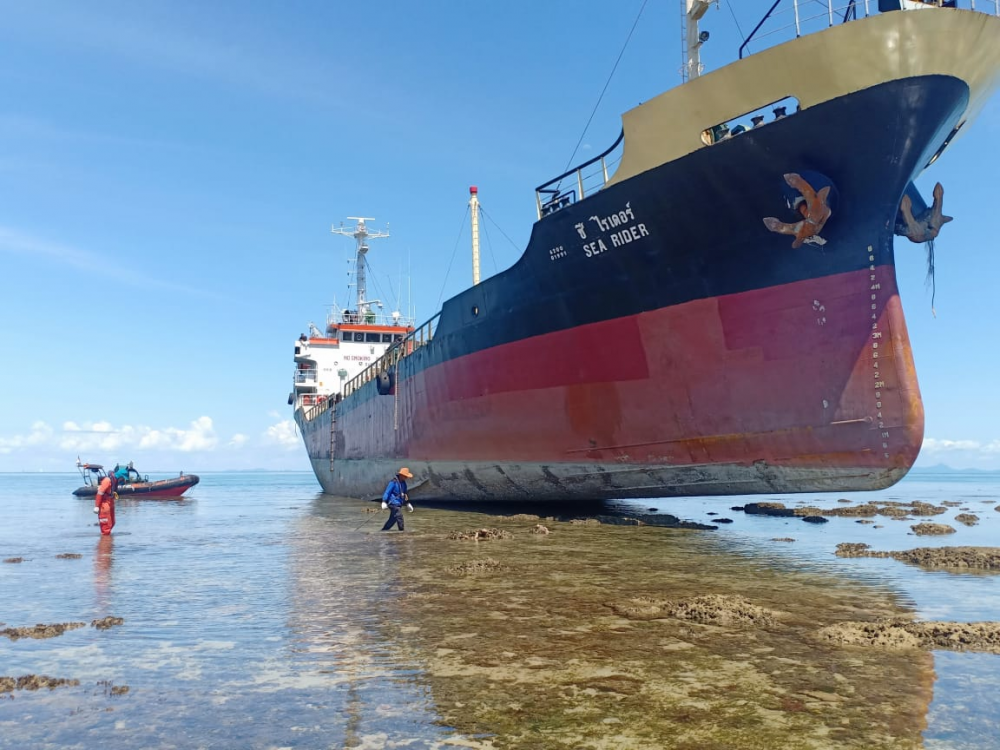 KAPAL PATROLI KPLP KAWAL KAPAL TANKER MT. SEA RIDER YANG SEMPAT KANDAS KE PERAIRAN PULAU SAMBU