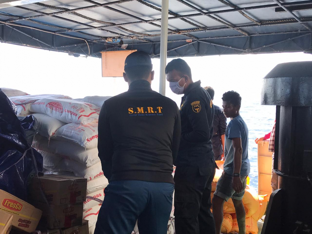 KAPAL PATROLI KPLP KN. SALAWAKU BANTU AKSI BAKTI SOSIAL PEMKOT TUAL