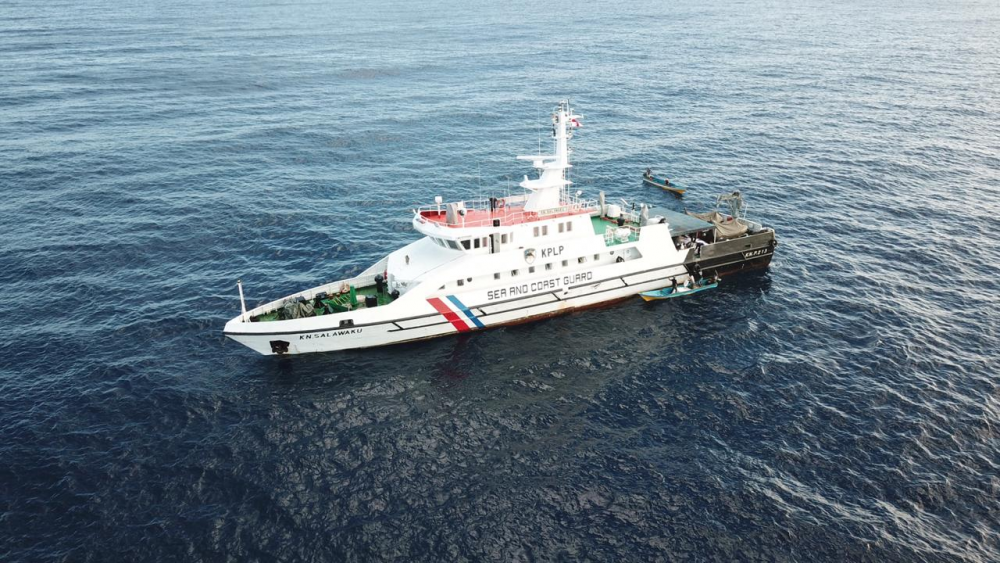 KAPAL PATROLI KPLP KN. SALAWAKU BANTU AKSI BAKTI SOSIAL PEMKOT TUAL