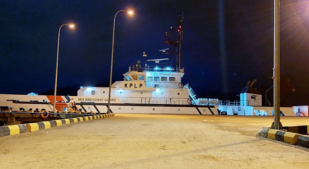 KAPAL PATROLI KPLP SELAMATKAN TIGA NELAYAN DARI KAPAL TENGGELAM