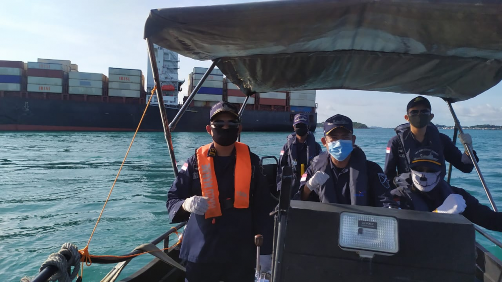 KEMENHUB SIAGAKAN KAPAL PATROLI KPLP DI LOKASI 2 KAPAL KANDAS DI PERAIRAN BATU BERHENTI PULAU SAMBU