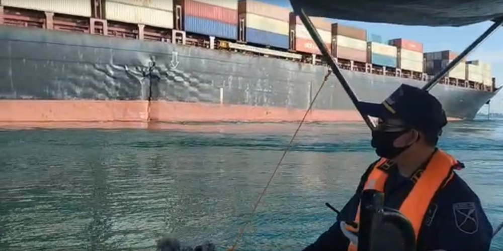 KEMENHUB SIAGAKAN KAPAL PATROLI KPLP DI LOKASI 2 KAPAL KANDAS DI PERAIRAN BATU BERHENTI PULAU SAMBU