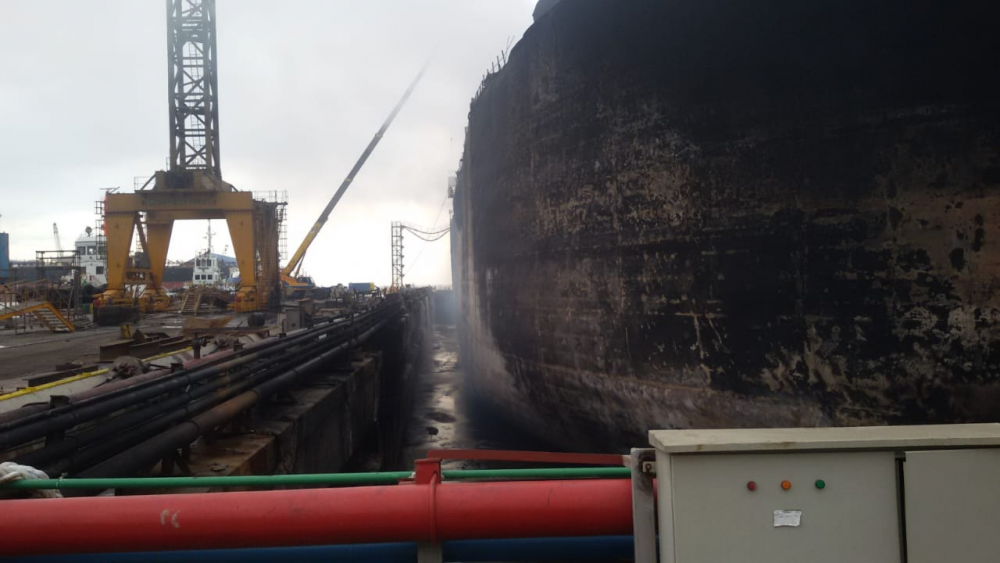 API AKIBAT KEBAKARAN KAPAL TANKER DI BELAWAN PADAM, TIDAK ADA KORBAN JIWA