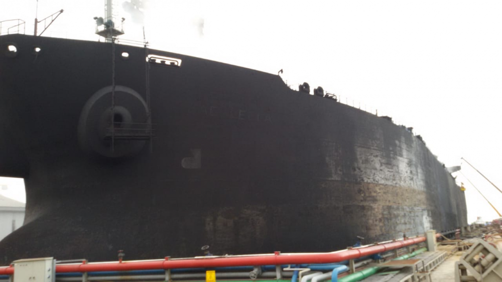 API AKIBAT KEBAKARAN KAPAL TANKER DI BELAWAN PADAM, TIDAK ADA KORBAN JIWA