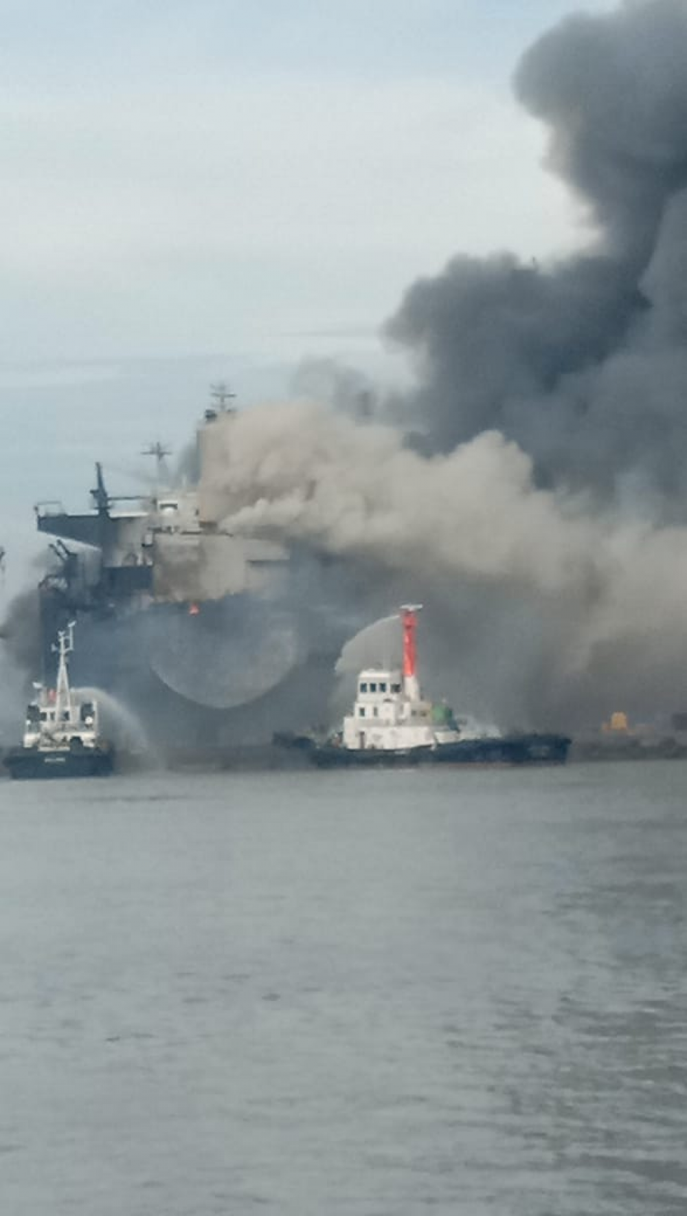 KAPAL TANKER DOCKING DI BELAWAN TERBAKAR, PROSES EVAKUASI MASIH DILAKUKAN