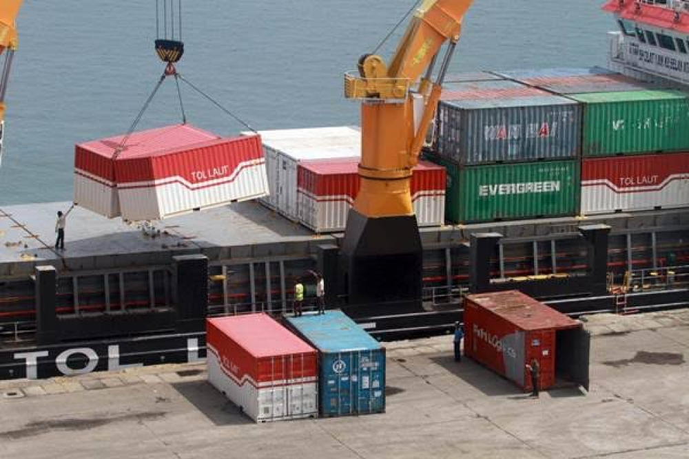 PEMERINTAH JAMIN DISTRIBUSI LOGISTIK MELALUI TOL LAUT DI MASA PANDEMI COVID 19 TETAP LANCAR