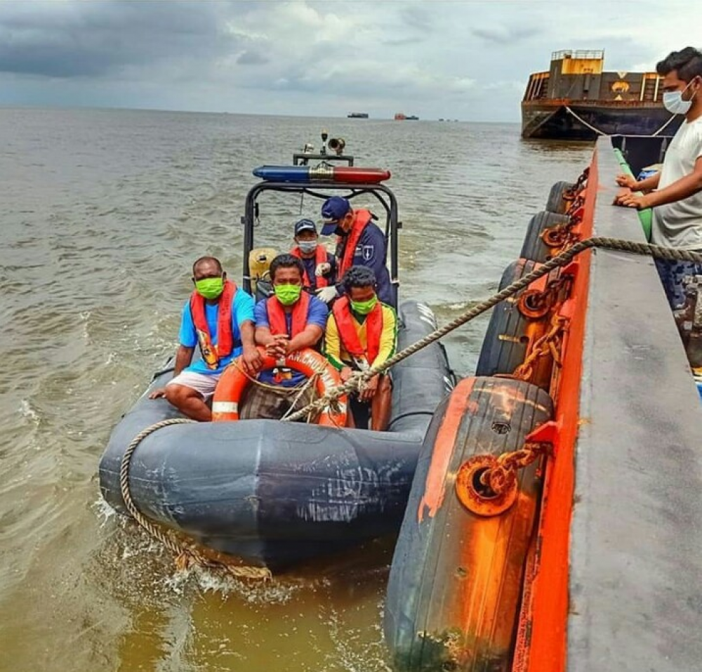 KEMENHUB KERAHKAN KAPAL PATROLI KPLP EVAKUASI KORBAN TENGGELAMNYA KAPAL KM. SUMBER ARUM DI PERAIRAN BANJARMASIN