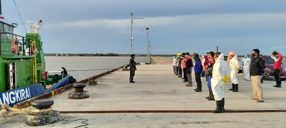 MASUK ZONA MERAH COVID-19, PELABUHAN TELUK SEGINTUNG PERKETAT PENGAWASAN KAPAL