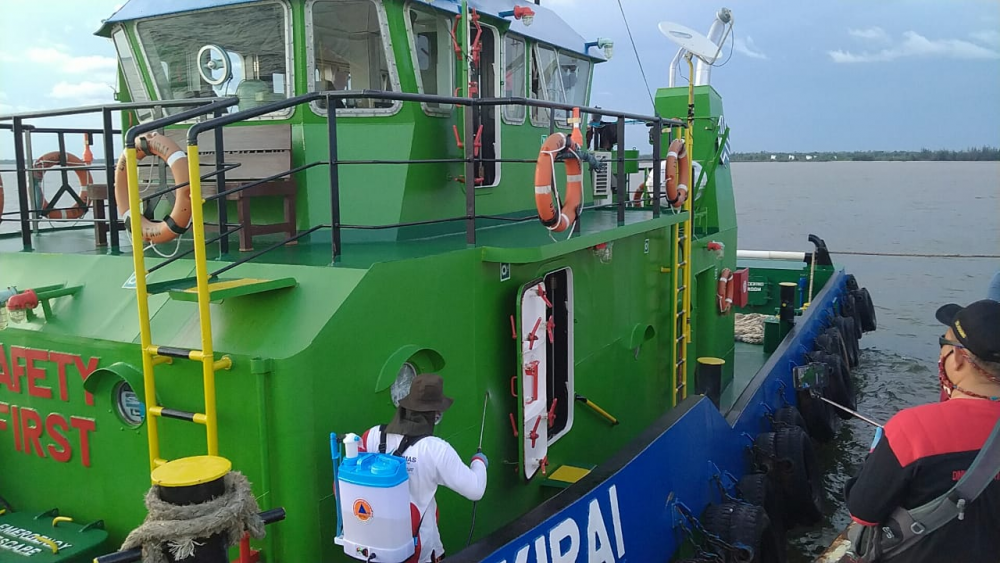 MASUK ZONA MERAH COVID-19, PELABUHAN TELUK SEGINTUNG PERKETAT PENGAWASAN KAPAL