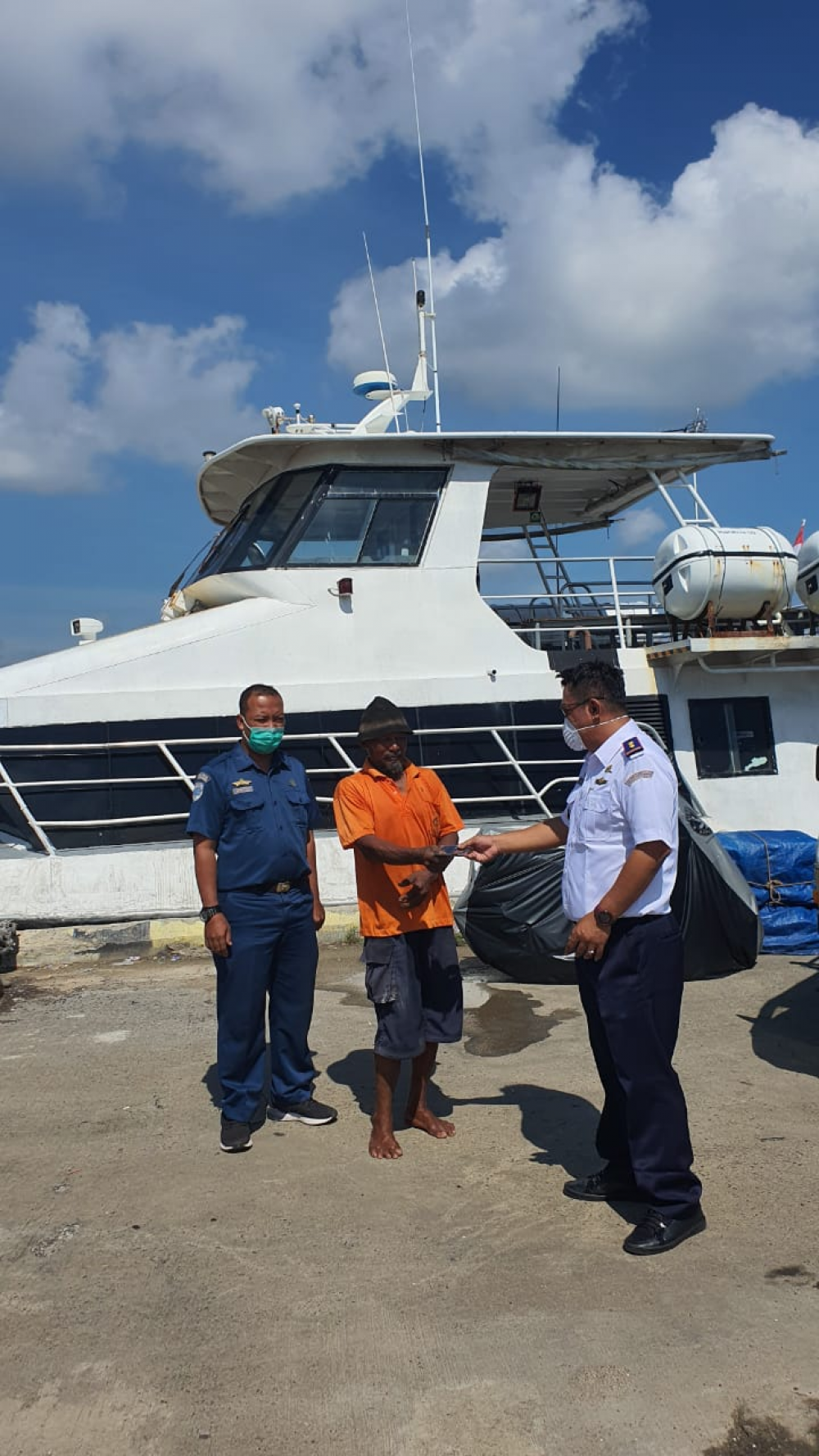 ANTISIPASI PENYEBARAN CORONA DI PELABUHAN, KEMENHUB BAGIKAN MASKER GRATIS DI PELABUHAN BRONDONG JAWA TIMUR