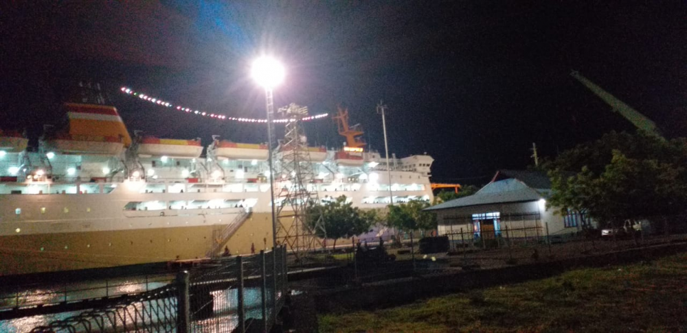 KAPAL KM LAMBELU SANDAR DI PELABUHAN MAUMERE , PROTOKOL KESEHATAN COVID-19 DITERAPKAN