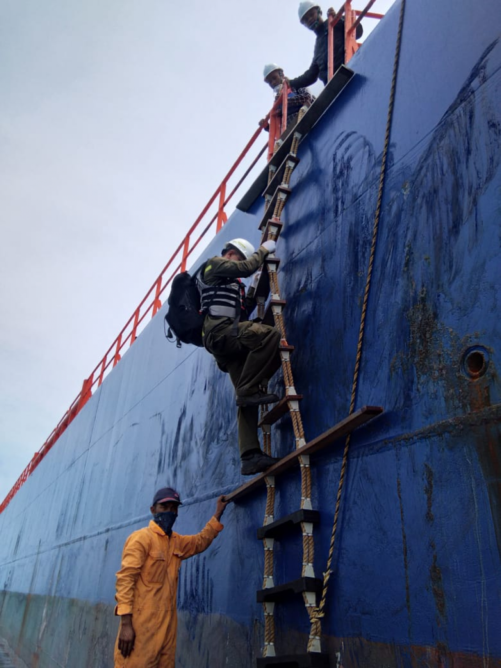 SEBUAH CERITA DIBALIK PERJUANGAN TIM MEDIS COVID 19 SAAT KAPAL ASING MASUKI AREA PELABUHAN DI INDONESIA
