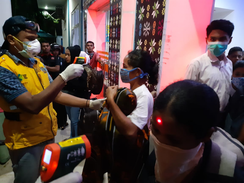 CEGAH PENYEBARAN VIRUS CORONA DI LABUAN BAJO, DITJEN HUBLA DAN TIM GABUNGAN LAKUKAN PEMERIKSAAN KESEHATAN PENUMPANG KAPAL
