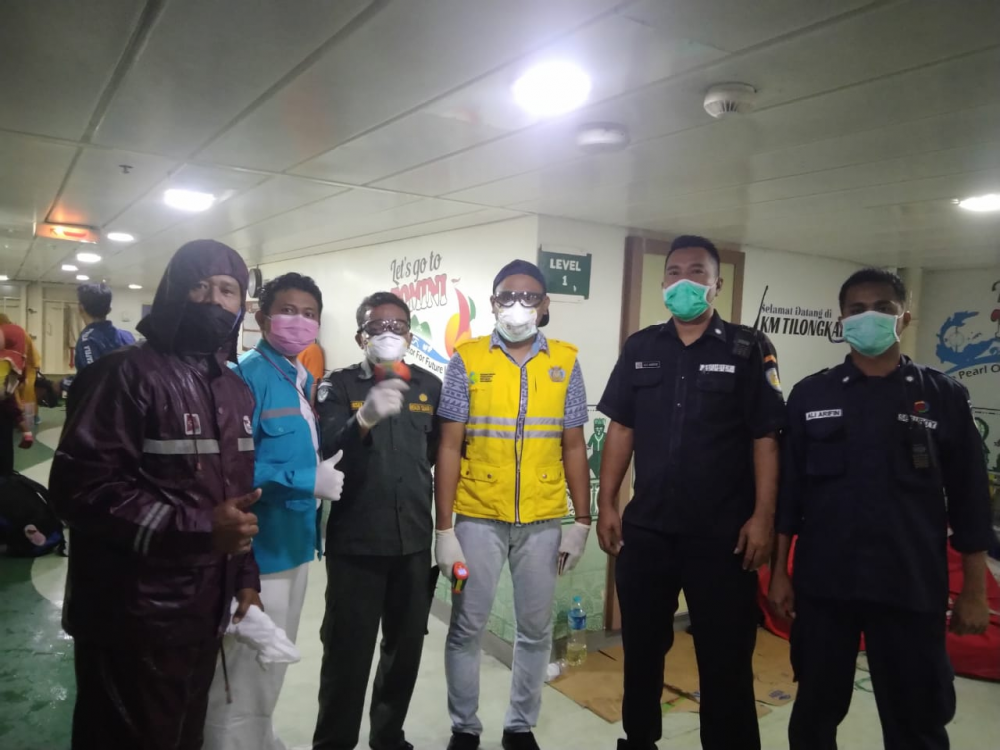 CEGAH PENYEBARAN VIRUS CORONA DI LABUAN BAJO, DITJEN HUBLA DAN TIM GABUNGAN LAKUKAN PEMERIKSAAN KESEHATAN PENUMPANG KAPAL