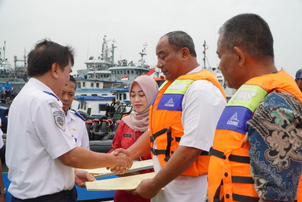 TINGKATKAN PELAYANAN, KEMENHUB SERAHKAN PULUHAN SERTIFIKAT SERVICE BOAT DAN LUNCURKAN SISTEM PELAYANAN TERPADU DI PELABUHAN