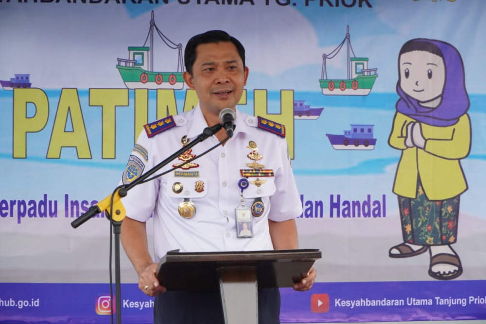 TINGKATKAN PELAYANAN, KEMENHUB SERAHKAN PULUHAN SERTIFIKAT SERVICE BOAT DAN LUNCURKAN SISTEM PELAYANAN TERPADU DI PELABUHAN