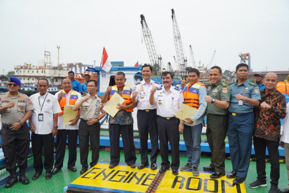 TINGKATKAN PELAYANAN, KEMENHUB SERAHKAN PULUHAN SERTIFIKAT SERVICE BOAT DAN LUNCURKAN SISTEM PELAYANAN TERPADU DI PELABUHAN