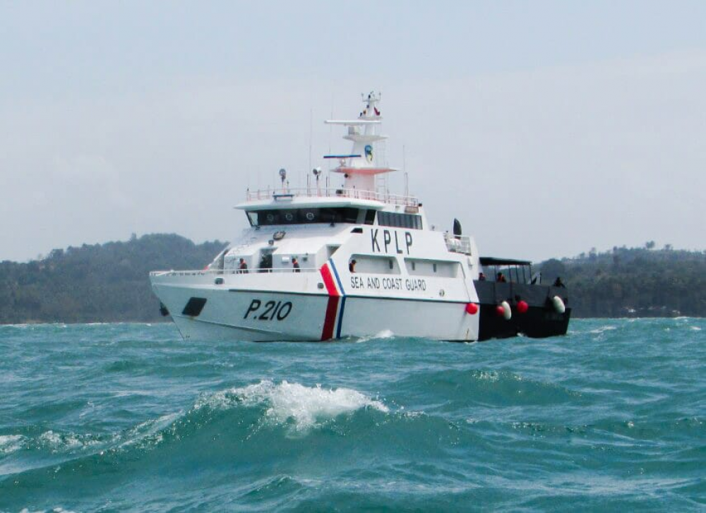 KAPAL PATROLI PLP TANJUNG UBAN BERHASIL TEMUKAN BANGKAI KAPAL PESIAR RIPPLE BAY YANG TERBAKAR DI PERAIRAN TANJUNG BERAKIT