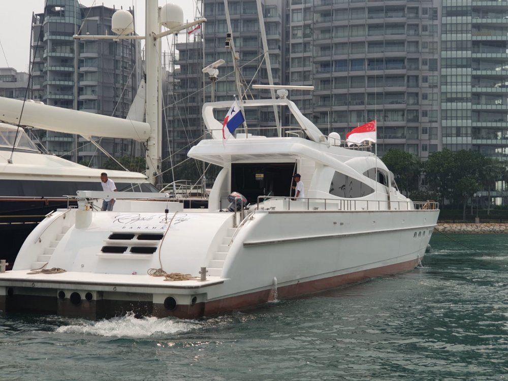 KAPAL PATROLI PLP TANJUNG UBAN BERHASIL TEMUKAN BANGKAI KAPAL PESIAR RIPPLE BAY YANG TERBAKAR DI PERAIRAN TANJUNG BERAKIT