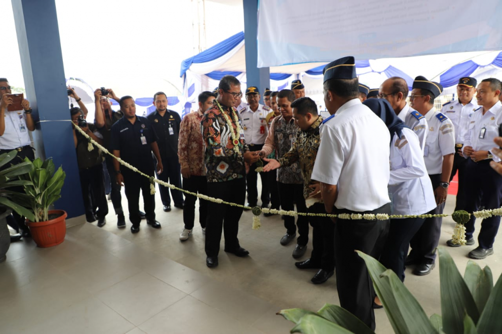 OPTIMALKAN PELAYANAN PUBLIK, DIRJEN PERHUBUNGAN LAUT RESMIKAN ENAM GEDUNG KANTOR DAN TIGA MENARA SUAR