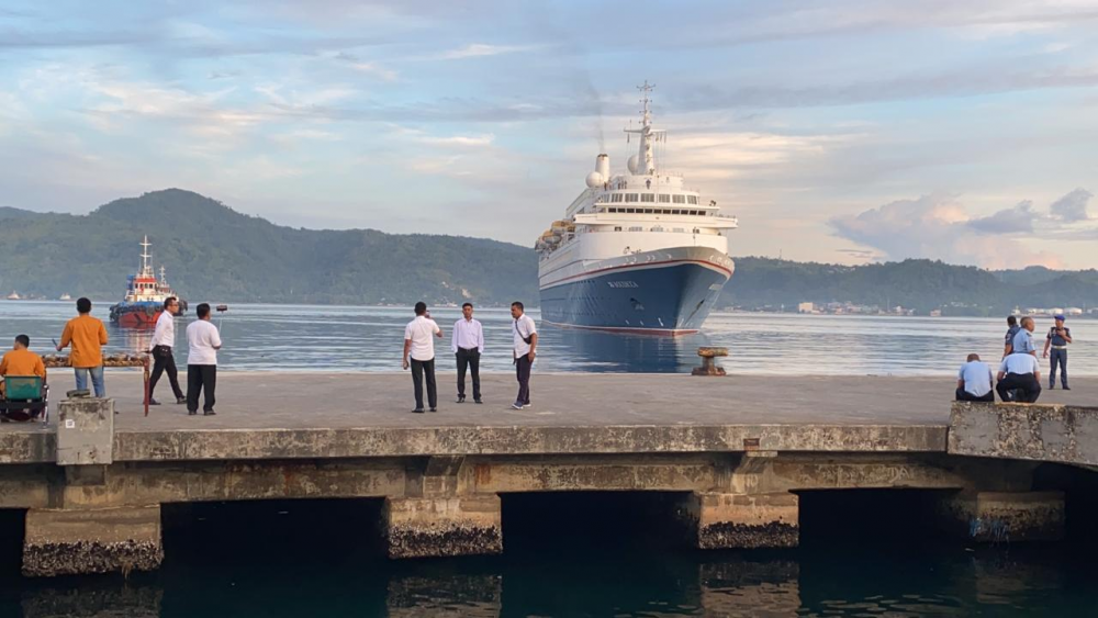 SETELAH KAPAL CRUISE MV. THE WORLD, KINI KAPAL CRUISE MV BOUDICCA ASAL BAHAMAS BERLABUH DI PELABUHAN AMBON