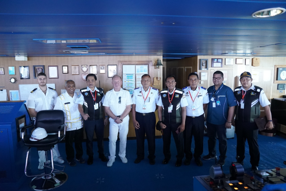 SETELAH BIAK DAN AMBON, KEMENHUB KEMBALI SAMBUT KAPAL PESIAR MS VASCO DA GAMA DAN MV EUROPA YANG SANDAR BERSAMAAN DI PELABU
