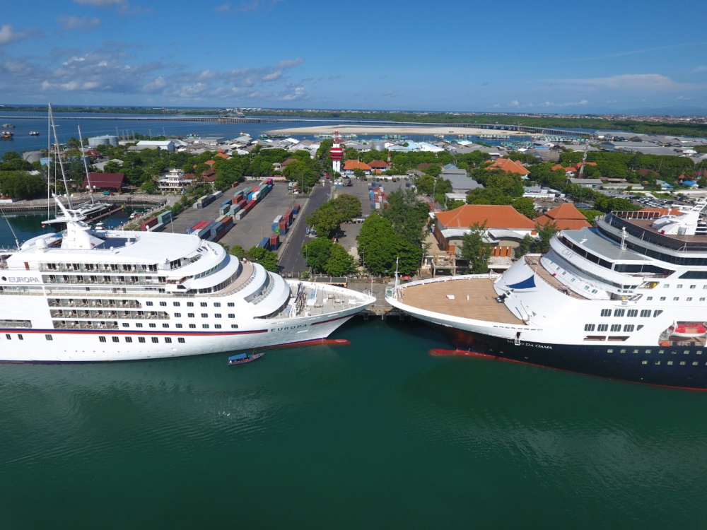 SETELAH BIAK DAN AMBON, KEMENHUB KEMBALI SAMBUT KAPAL PESIAR MS VASCO DA GAMA DAN MV EUROPA YANG SANDAR BERSAMAAN DI PELABU