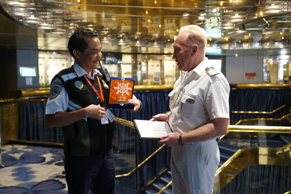 SETELAH BIAK DAN AMBON, KEMENHUB KEMBALI SAMBUT KAPAL PESIAR MS VASCO DA GAMA DAN MV EUROPA YANG SANDAR BERSAMAAN DI PELABU