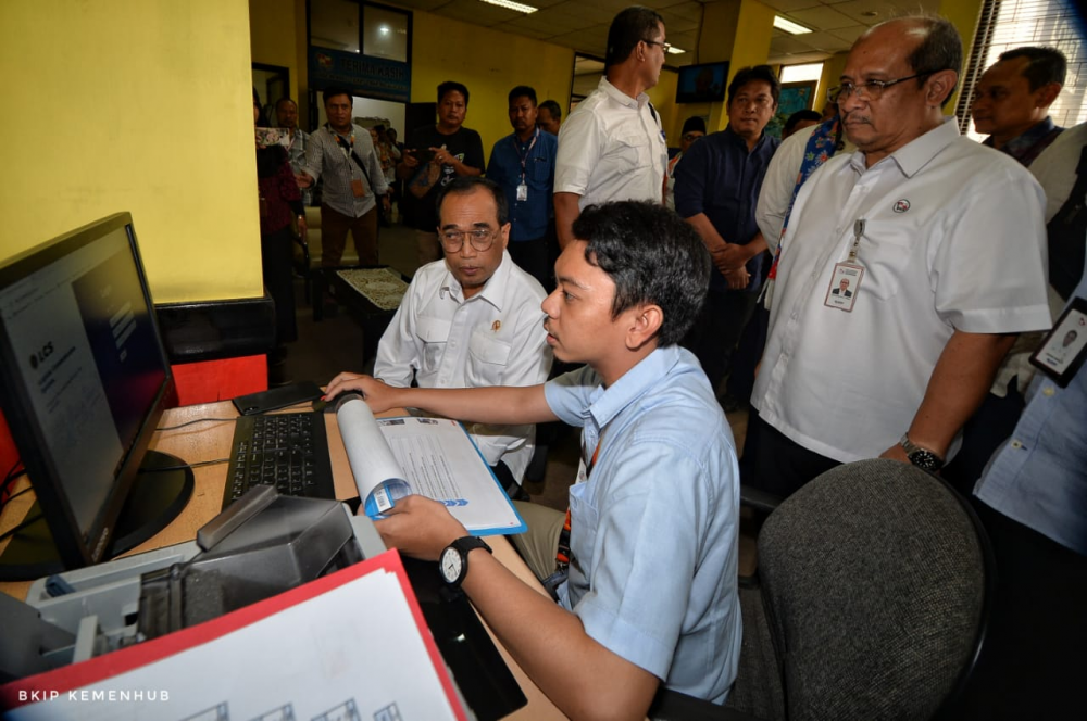 MENHUB SIDAK KANTOR PELNI DI SURABAYA CEK HARGA BARANG DARI KAPAL TOL LAUT