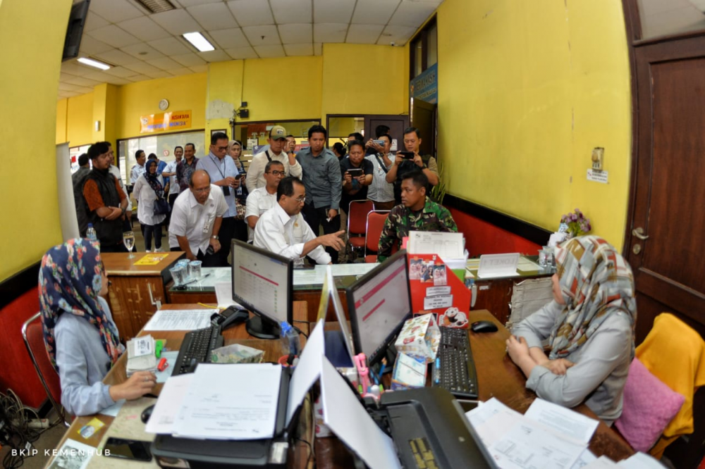MENHUB SIDAK KANTOR PELNI DI SURABAYA CEK HARGA BARANG DARI KAPAL TOL LAUT